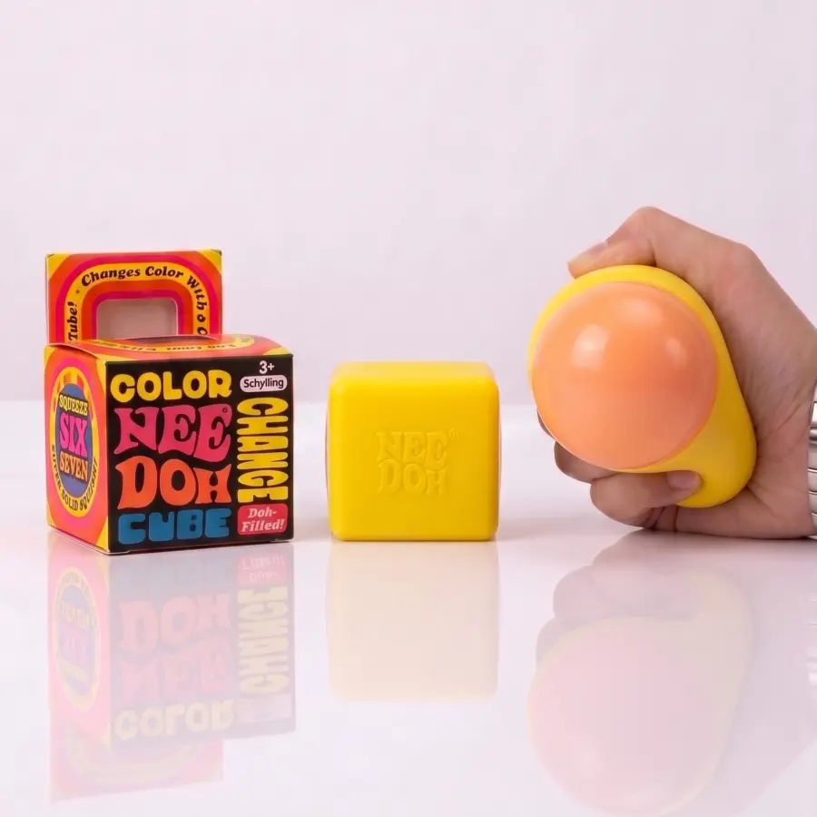Żółta kostka NeeDoh Color Change zmieniająca kolor na pomarańczowy