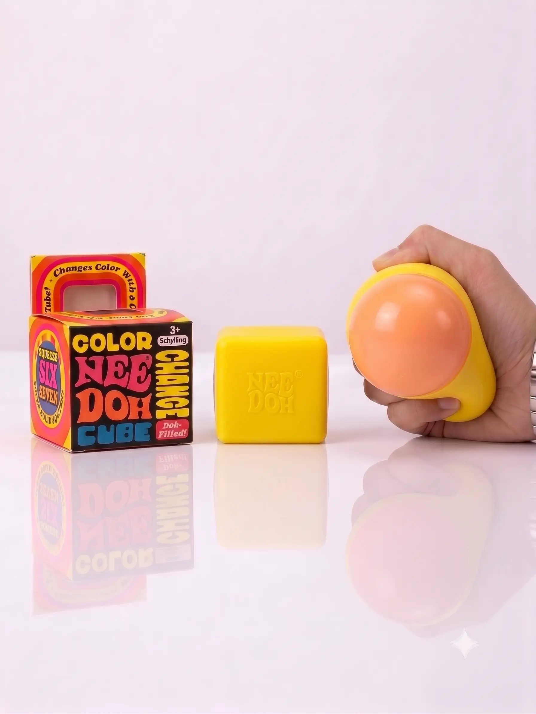 Żółta kostka NeeDoh Color Change zmieniająca kolor na pomarańczowy