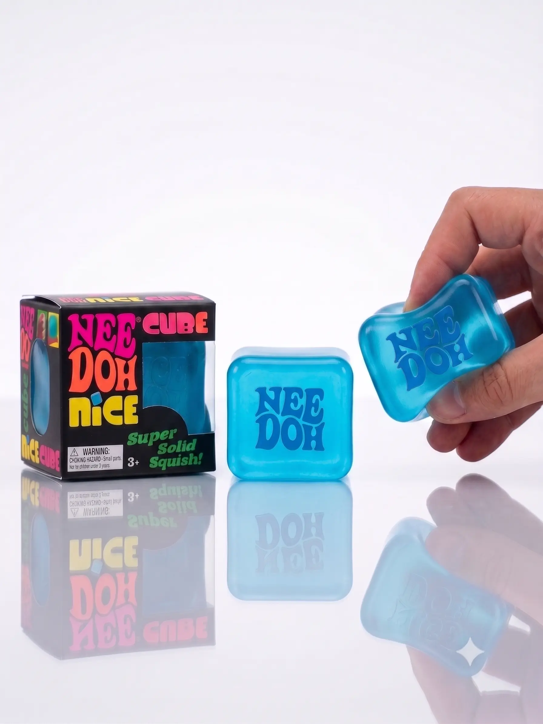 Niebieski gniotek NeeDoh Cube w kształcie kostki